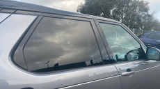 Land Rover Discovery 3.0 D300 Dynamic SE 5dr Auto Diesel Station Wagon